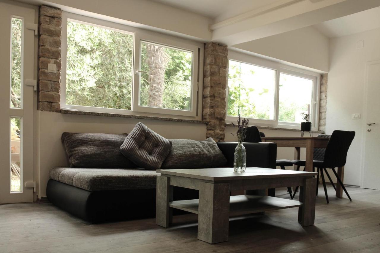 Fresh Apartment, Big Backyard And Free Parking Apartman *